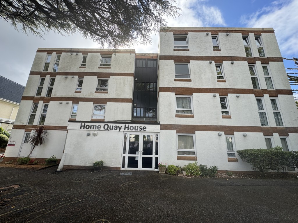 Lot: 12 - RETIREMENT APARTMENT WITH SEA VIEWS - Front of the block